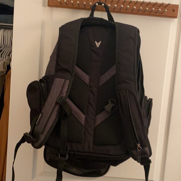 Extremely sturdy backpack with multiple compartments - Picture 6 of 7